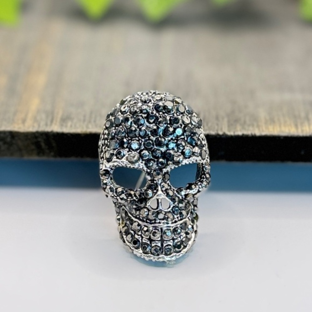 🌻 3/$25 Rhinestone Skull Brooch